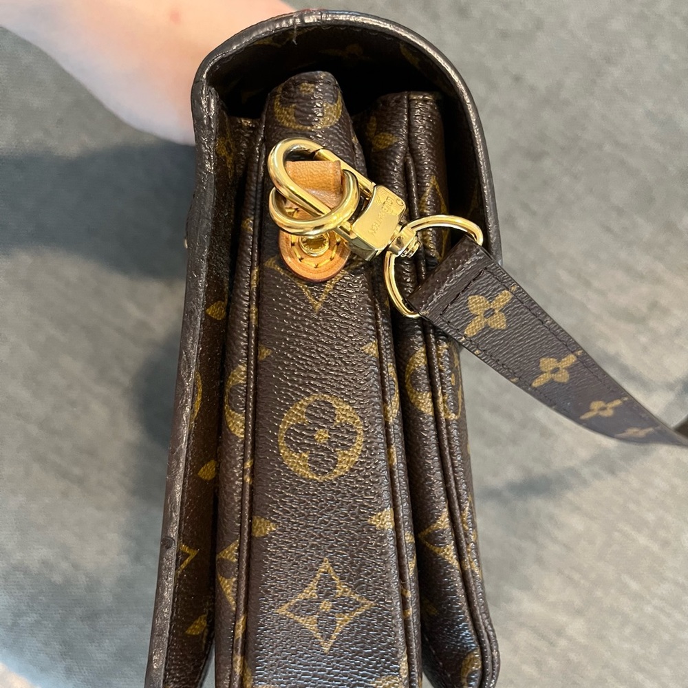 *SOLD* Louis Vuitton Pochette Metis Monogram - Picture 7 of 12